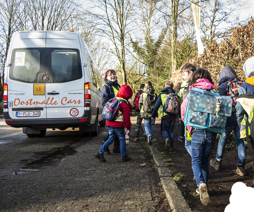 foto leerlingen op weg naar school